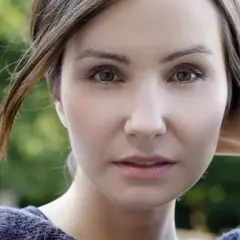 Portret młodej kobiety z brązowymi oczami i włosami, idealne zdjecia do portfolio.