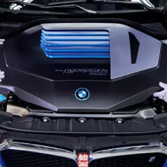 Ręce w białych rękawiczkach montują osłonę silnika BMW i Hydrogen Fuel Cell.