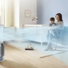 Nowoczesny oczyszczacz powietrza w pokoju dziecięcym. Matka czyta dziecku książkę w otoczeniu czystego powietrza. Sprawdź nasz oczyszczacze powietrza ranking.