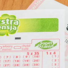 Kupon lotto z napisem "Ekstra Pensja" i "Super Szansa". Szansa na wygranie ekstra pensji i ekstra premii.