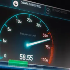 Test de débit internet : l'aiguille indique 58.55 Mbps, une mesure de la vitesse de téléchargement.