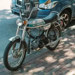 Moped Puch Magnum II plateado aparcado en la acera. ¿Se puede matricular una moto sin papeles?