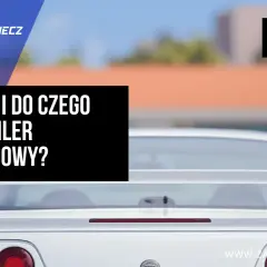 Biały samochód z charakterystycznym spojlerem. Tekst informuje o jego przeznaczeniu.