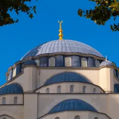 Piękny meczet z minaretami, symbol albańskiej religii, pod błękitnym niebem.