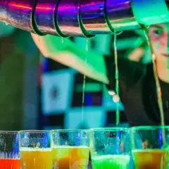 Barman co robi? Odkryj tajniki pracy barmana i jego obowiązki