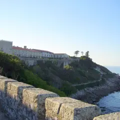 Edificio histórico en el monte de Baiona, con vistas al mar.