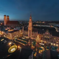 Wieczorny Monachium: Rynek Główny z jarmarkiem bożonarodzeniowym, Nowy Ratusz i Frauenkirche. Ciekawostki o tym mieście czekają!