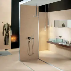 Salle de bain moderne avec douche vitrée, lavabo en verre, miroir et peignoir suspendu. Les carrelages respectent la norme PEI pour une durabilité accrue.