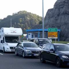 Korki na granicy, kamper i auta czekają, by dowiedzieć się, ile się jedzie do Chorwacji samochodem.