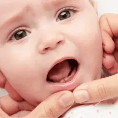 Ząbkowanie u niemowlaka kiedy: co musisz wiedzieć o objawach i czasie