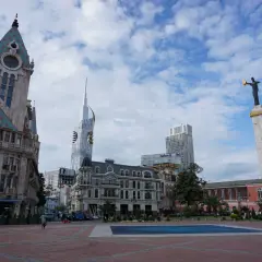 Batumi co zobaczyć: Plac z pomnikiem, nowoczesne wieżowce i zabytkowa architektura tworzą niepowtarzalny klimat.