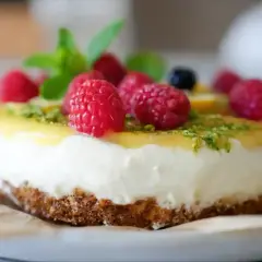 En läcker citron cheesecake med hallon och mynta.