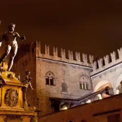 Fontana del Nettuno illumina la notte bolognese, un'icona che fa da sfondo a mille storie, anche quelle delle discoteche Bologna.