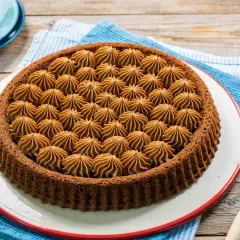 Una deliziosa crostata mascarpone e nutella, con una base scura e un ripieno cremoso a forma di stelle.