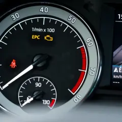 Kontrolka EPC świeci się na desce rozdzielczej. Co to oznacza? Czas sprawdzić auto.