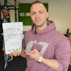 Mann im Fitnessstudio hält L-Citrullin Malat 2:1. Informationen zu möglichen citrullin malat nebenwirkungen sind auf der Verpackung nicht ersichtlich.