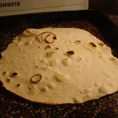 Tortillas de harina dorándose en una sartén.
