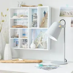 Schöne Setzkasten Ideen mit maritimen Deko-Elementen wie Muscheln, Treibholz und Fotos vom Strand.