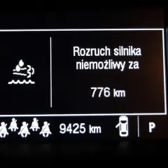 Co się stanie jak zabraknie AdBlue? Silnik nie uruchomi się za 776 km. Ikona symbolizująca płyn i fale ostrzega.