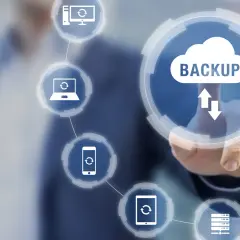 Dedo toca ícono de nube con "BACKUP". Íconos de PC, laptop, móvil, tablet y reloj conectados, simbolizando backup continuo.