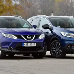 Dwa niebieskie SUV-y, Nissan Qashqai i Renault Kadjar, stoją obok siebie. To jedne z najmniej awaryjnych SUV-ów 10 letnich.