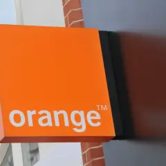 Pomarańczowy znak Orange z napisem "orange™". Szukasz informacji, jak wyłączyć pocztę głosową Orange?