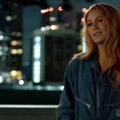 Lily (Blake Lively) w dżinsowym kombinezonie na tle nocnego miasta. To właśnie ona tworzy obsadę filmu "It Ends With Us".