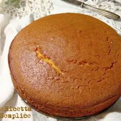 Una soffice torta per colazione, dorata e invitante, pronta per essere gustata.