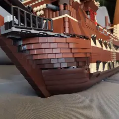 Detailaufnahme eines braunen Lego Piratenschiffs. Die detaillierte Bauanleitung für dieses Modell ist beeindruckend.