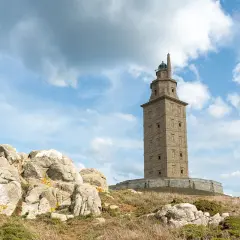 Heraklesowa Wieża, najstarsza znana latarnia morska, stoi dumnie na skalistym wzgórzu pod błękitnym niebem.