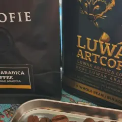 Opakowanie kawy kopi luwak z wizerunkiem zwierzęcia. Luksusowy napój dla koneserów.