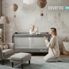 Mama pokazuje dziecku, jak złożyć łóżeczko turystyczne Severno. W tle bajkowy zamek i balony.