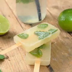 Erfrischendes Mojito Eis mit Minze und Limette auf Holz. Perfekt für heiße Tage!