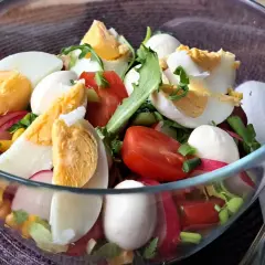 Pyszna sałatka z jajkiem, pomidorkami, rzodkiewką i kulkami mozzarelli mini.