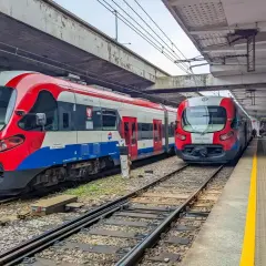 Dwa pociągi WKD na stacji Warszawa Raków. Jeden z nich, EN97-007a, stoi bliżej, gotowy do odjazdu.