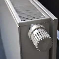 Jak podłączyć grzejnik łazienkowy do starej instalacji? Poradnik