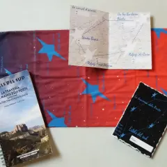Guia "Estels del Sud" amb mapa i elements decoratius estel·lats.