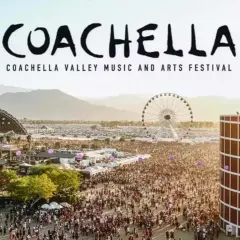 Widok z lotu ptaka na festiwal Coachella z tłumem, sceną, diabelskim młynem i kolorową instalacją artystyczną.