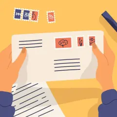 Ręce przygotowują list do USA, przyklejając znaczki. Obok leżą długopis i taśma.