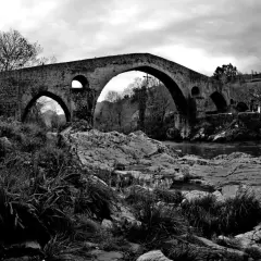Puente medieval de piedra en Cangas de Onís, ideal para descubrir qué hacer en la zona. Naturaleza y historia se unen.