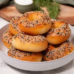 Ein Haufen frisch gebackener Bagels, bestreut mit Sesam und Mohn, perfekt für ein proteinreiches Bagel-Rezept.