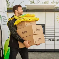 Kurier InPost z paczkami przy Paczkomacie. Śledź swoje InPost statusy przesyłek, by wiedzieć, gdzie są Twoje zamówienia.