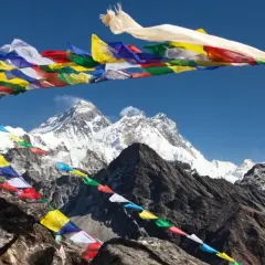 Modlitewne flagi powiewają na tle majestatycznego Everestu, który jest najwyższym szczytem na świecie.
