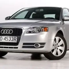 Srebrne Audi B7 z polskimi tablicami PO 4533R prezentuje się elegancko na białym tle.