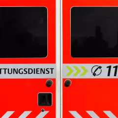 Rotes Fahrzeug des Rettungsdienstes mit der Nummer 112. Hoffentlich musste niemand wegen eines Stromschlags gerufen werden.