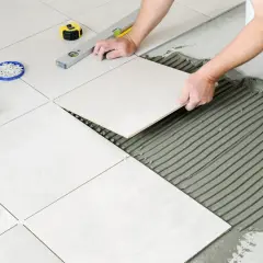 Odnów płytki bez skuwania: 4 metody na nową podłogę!