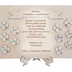 Drewniana tablica z podziękowaniami dla Andrzeja od kolegów z Biedronki. Na tablicy wypisane są słowa podziękowania i imiona: Józef, Zuzka, Ewa, Jolanta, Jan, Aneta, Karolina, Karol, Maria.