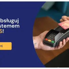 Dłoń zbliża kartę zbliżeniową do terminala płatniczego.