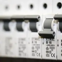 Ile kosztuje podłączenie prądu po odcięciu? Sprawdź ceny i przyczyny