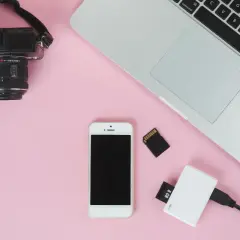 Aparat, telefon, karta pamięci i czytnik – wszystko gotowe, by pokazać, jak przesłać zdjęcia z telefonu na komputer.